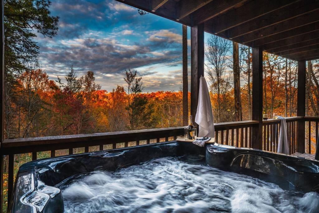 Honeymoon View, Firepit, Hottub, 2 Master Ensuites Sevierville Exterior photo